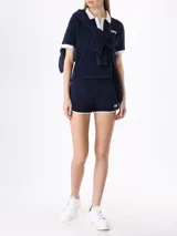 Short deportivo de rizo azul marino con cintura elástica y bolsillos delanteros y trasero.