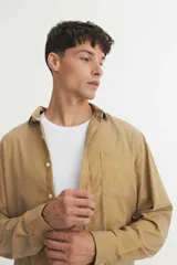 Camisa regular fit de algodón con cuello solapa clásico, bolsillo en el pecho y botones personalizados.
