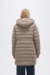 Campera negra larga con capucha, de poliamida con relleno y diseño acolchado horizontal.