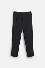 Pantalón negro de corte slim fit confeccionado en popelín de algodón.