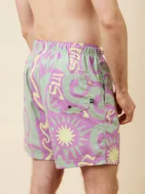Short de baño color celeste con estampado gráfico, de secado rápido y diseño cómodo.