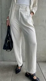Pantalón de lino color natural con rayas, de corte recto y estilo trendy.