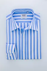 Camisa de algodón con cuello clásico, diseño de rayas en tonos azul y blanco.