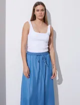 Falda larga de lyocell color celeste, con pretina ancha elastizada con lazo y bolsillos delanteros.