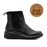Bota de cuero color salmón, con elásticos laterales y plataforma blanca.