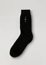 Medias de caña alta negras con diseño de rombos y cruces en gris.