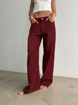 Pantalón de jean color borgoña, de corte wide leg, tiro alto y confeccionado en algodón con lycra.