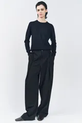 Sweater color borgoña de lana con cuello redondo y mangas largas.