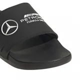 Ojotas Adidas Adilette Comfort Mercedes AMG Petronas Formula One, color negro con logo de Adidas en la plantilla y logo de Mercedes AMG Petronas en la tira.