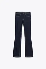 Pantalón de jean azul oscuro, de corte bootcut, tiro alto y cinco bolsillos.