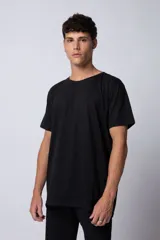 Remera negra de corte clásico y mangas cortas.