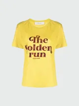 Remera amarilla de lino con estampado marrón que dice "The Golden Run".