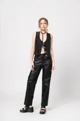 Pantalón de tiro alto negro de gabardina strech metalizada, con bolsillos y cierre frontal con cremallera y botón.