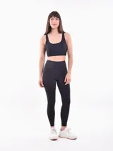 Calza deportiva negra de tiro alto con bolsillos laterales.