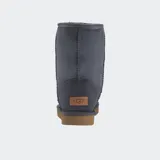 Botas UGG Classic Short II de gamuza color negro, con forro de piel de oveja y suela Treadlite by UGG™.