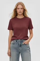 Remera de manga corta, cuello redondo y calce holgado.