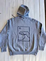 Canguro gris con capucha y estampado en la espalda de una ola y un sol dentro de un recuadro.