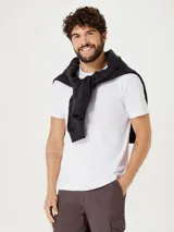 Camiseta azul de corte slim, cuello redondo y manga corta.