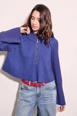 Sweater azul de tejido de punto acanalado, con cuello polo y cierre frontal parcial.