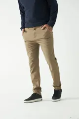 Pantalón chino color beige, corte slim, con bolsillos laterales y traseros.