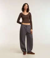 Pantalón modelo barrel color gris, con cintura elástica, cordón de ajuste, forro de fleece y sin estampa.