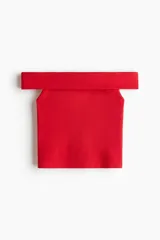 Top rojo de punto acanalado de algodón, con hombros descubiertos y escote ancho doblado.
