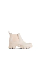 Botas de lluvia color beige, de goma con elástico en los costados y suela track.
