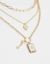 Collar corto dorado multicadena con dije de llave y carta de tarot con la palabra Love.