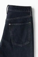 Jean de calce curvy, color azul oscuro, de tiro alto y pierna ajustada. Confeccionado en denim de algodón levemente elástico y con diseño de cinco bolsillos.