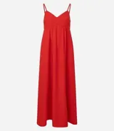 Vestido largo color verde oliva, de crepé con escote corazón, breteles finos ajustables y lastex en la espalda.