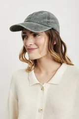 Gorra verde oliva de algodón lavado, estilo béisbol, con visera curva y correa ajustable en la parte trasera.