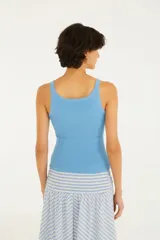 Top negro de punto acanalado con tirantes finos y logo estampado en el pecho.