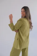 Conjunto de blazer, chaleco y pantalón color verde pistacho. El blazer es de corte clásico con solapas y cierre de dos botones. El chaleco es entallado con cierre de botones. El pantalón es de corte palazzo.