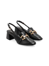 Zapato mule negro de cuero napa con punta cuadrada, taco cuadrado forrado y ornamento metálico dorado.