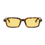 Gafas de sol unisex con montura rectangular color carey y lentes amarillas. Fabricadas con plástico reciclado.