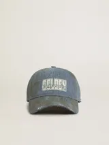 Gorra de béisbol de denim celeste con efecto desgastado. Tiene bordado en el frente el texto "Golden University" en color blanco.