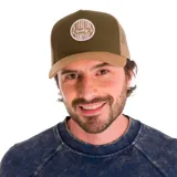 Gorro trucker de hombre con visera curva, frente color verde oliva con parche bordado y rejilla color beige.