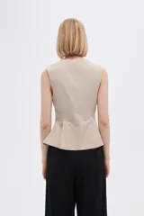 Blusa color crudo sin mangas con peplum.