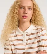Blusa polo de manga larga con rayas horizontales color crema y marrón. Tiene cuello clásico con botones y puños con botones.