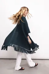 Ruana tejida en lana merino color amarillo pastel, con terminación de flecos.