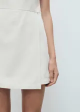 Minivestido blanco de algodón con breteles finos, escote cuadrado y cierre lateral con cremallera.