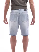 Bermuda de jean celeste con roturas y terminación desflecada.