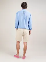 Camisa blanca de lino con corte regular fit, cuello italiano, cierre con botones, manga larga y logo bordado en el pecho.