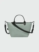 Bolso de mano marrón con asas cortas de cuero negro, correa larga extraíble y cierre de cremallera con solapa.