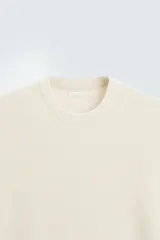 Camiseta negra de corte recto y manga corta, tejida en punto perlado de algodón.