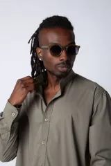 Camisa negra de manga larga con cuello mao y corte clásico.