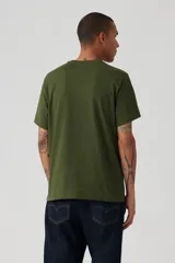 Remera verde militar de corte relajado con logo Levi's Serif en blanco.