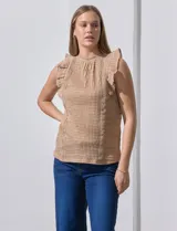 Blusa color beige con textura acanalada, cuello alto con detalle de crochet y volados en los hombros.