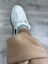 Jogger color bordó con cintura elástica y corte holgado, confeccionado en material afelpado.