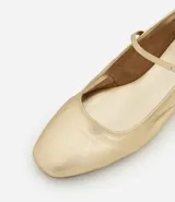 Chatitas de cuero color negro con puntera cuadrada y taco plano. Presentan una tira delgada sobre el empeine con cierre de hebilla metálica plateada.